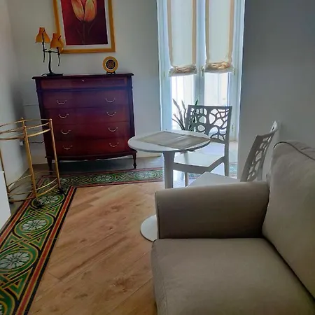 Apartment Comes 5